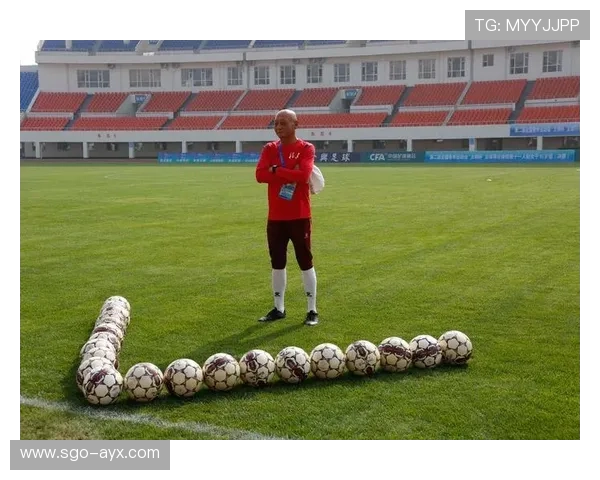 菲利克斯灵巧突破防线，展现独特盘带魅力引领球队反击高潮