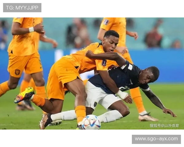 巴拉圭队边路突破犀利，掀起进攻高潮